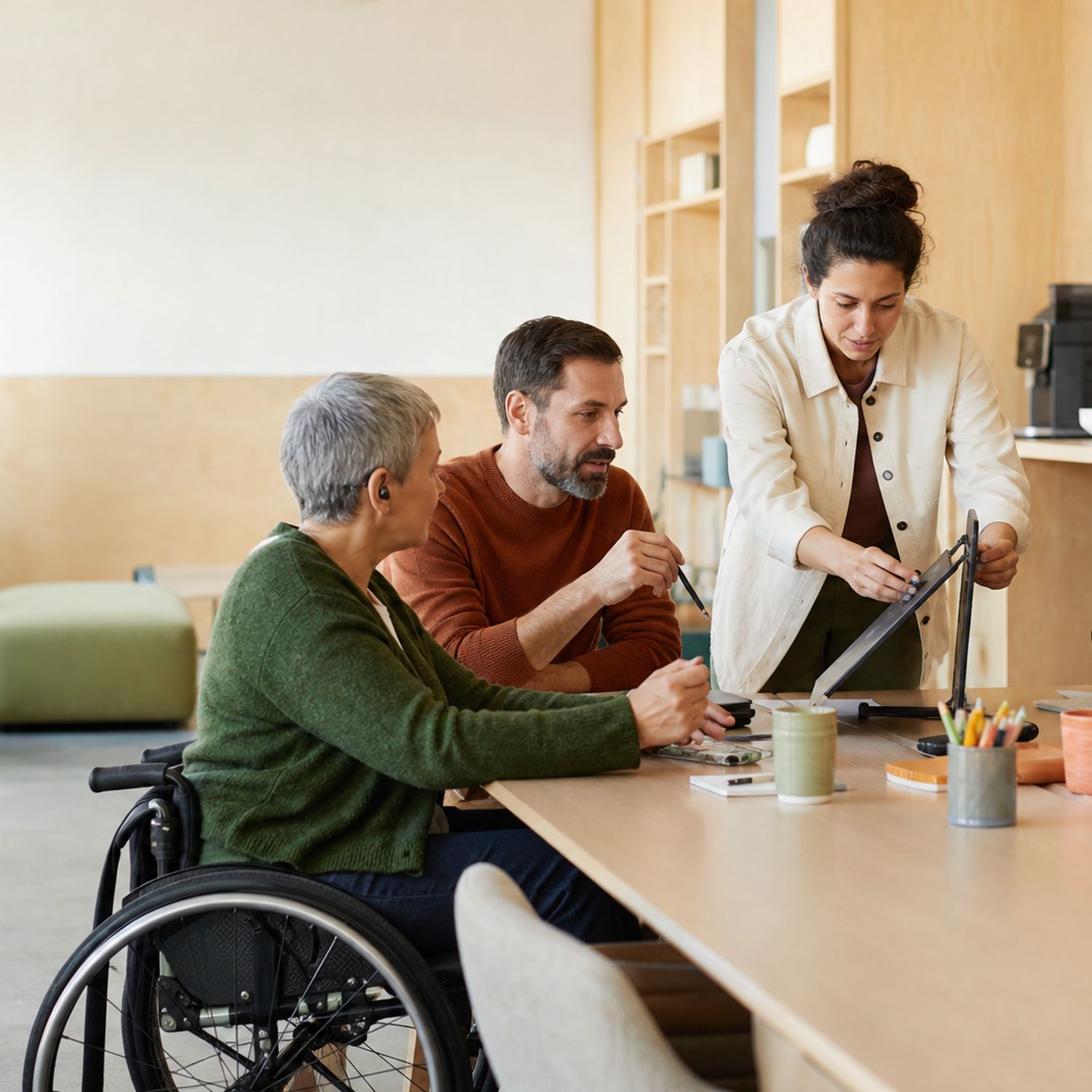 Équipe échangeant sur les conditions de travail, l’ergonomie, la coopération et l’inclusion